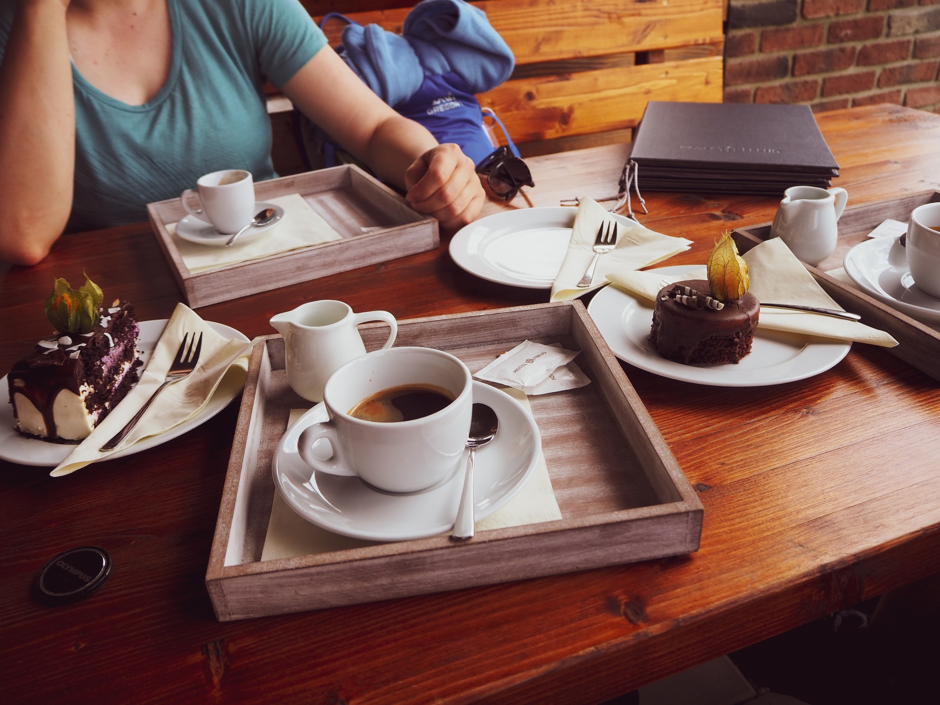 Hotel Freud má bezva kavárnu. Dvojité espresso a mazalo se dál.